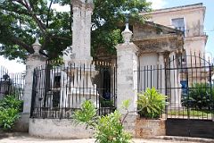 27 Cuba - Old Havana Vieja - Plaza de Armas - El Templete.JPG